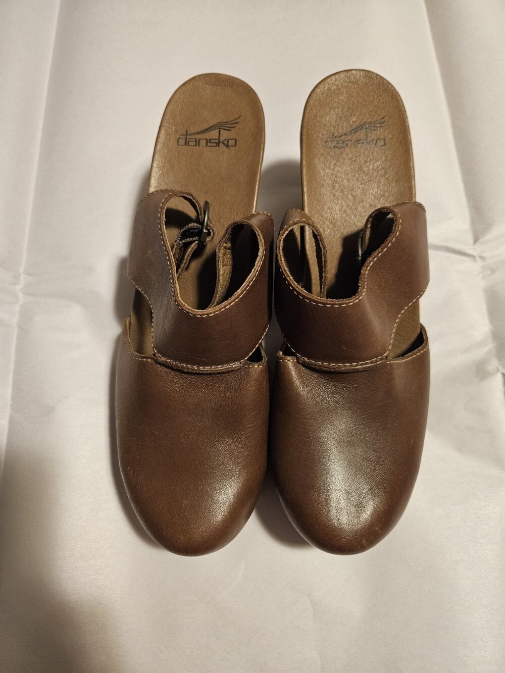 Dansko Sassy Tan Leather Heeled Clogs Cutout Closed Toe Sandal EU 40 US 9.5